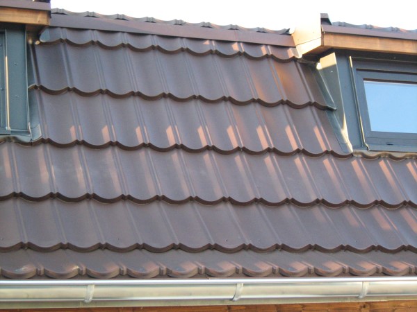 Querschnitt und Schema der Keramikziegel Dach. Dachabdeckung in
